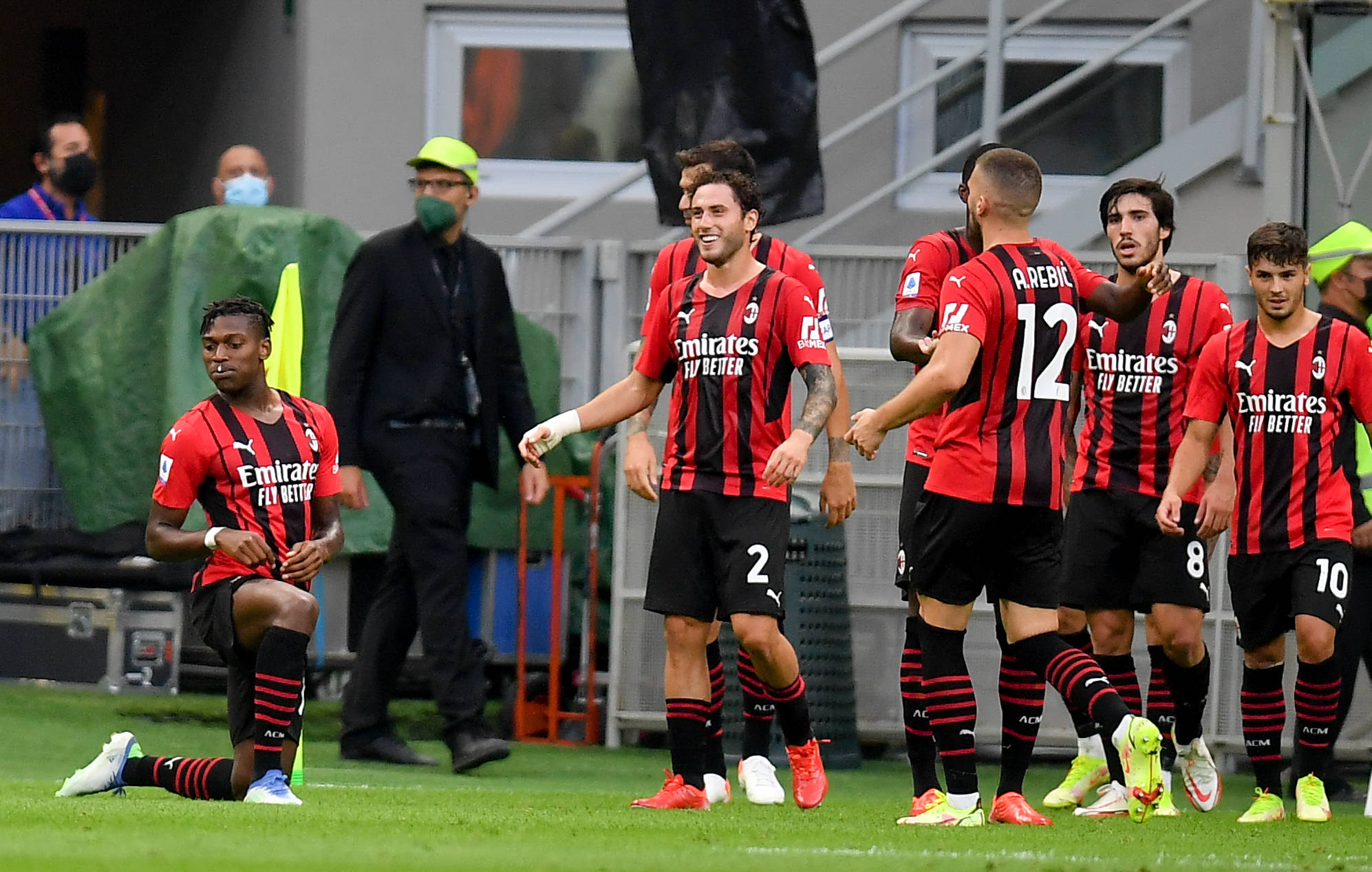 官方：凯塞多踩踏对手染红停赛3场 盖耶掌掴队友停赛2场（官方通报：凯塞多踩踏染红禁赛三场，盖耶掌掴队友禁赛两场）