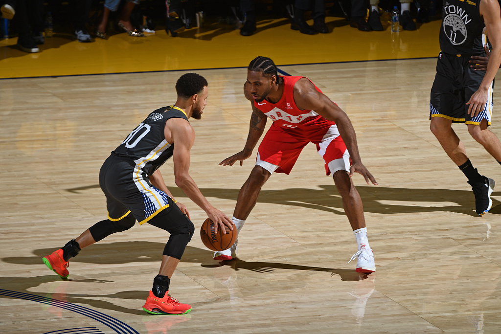 记者：徐彬可能外租葡萄牙，会考虑个人意愿；12月初回国集训（记者称徐彬或租借赴葡萄牙，个人意愿将被尊重，12月初回国参加集训）