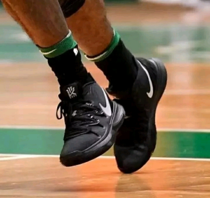 足球周刊：刘若钒曾想回成都却被徐正源拒绝，后获里卡多、穆斯卡特赏识（足球周刊：刘若钒曾欲回归成都遭徐正源拒绝，随后得到里卡多与穆斯卡特青睐）