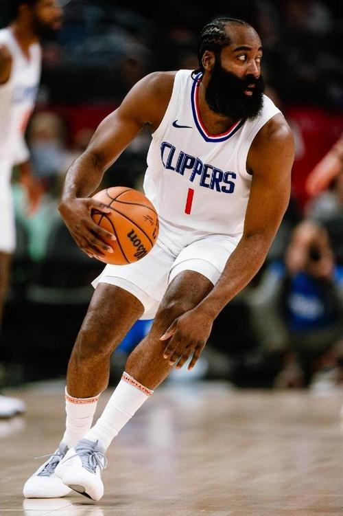 争议判罚点燃全场，两队差点动手（争议吹罚引爆火药味，双方险些爆发冲突）