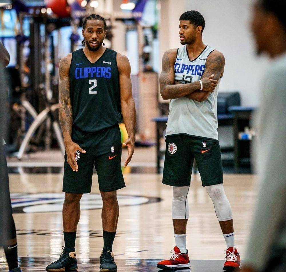 穆勒：我在团队里很舒服，希望继续和这些队友一起享受比赛（穆勒：在队内感觉自在，盼与队友继续享受比赛）