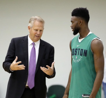 雄鹿五连胜强势领跑东部（雄鹿豪取五连胜稳居东部第一）