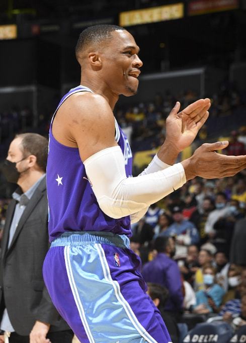 哈登近五战场均38+7+7，比肩詹姆斯成历史第二人（哈登近五场轰38+7+7，追随詹姆斯成历史第二人）