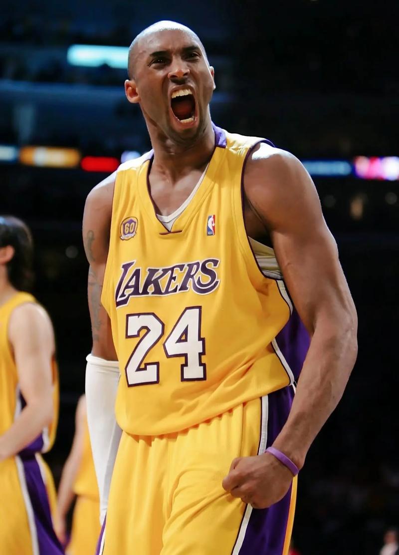 每体：两名巴萨球迷因向切尔西球迷看台投掷杂物被拘留（每体：向切尔西球迷看台掷物，两名巴萨球迷被警方带走）