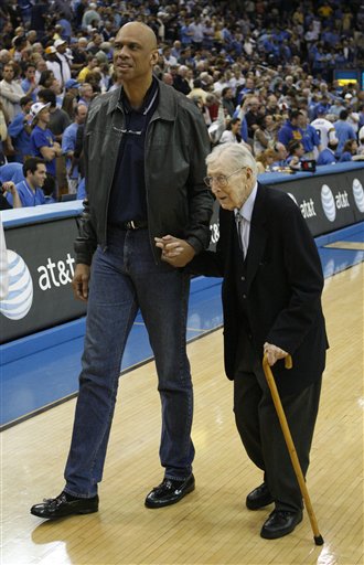 热议汪士钦红牌：对方踢人很隐蔽；染红动作太业余，狂性大发（汪士钦红牌掀争议：对手暗踢难察，染红动作过于业余，情绪一度失控）