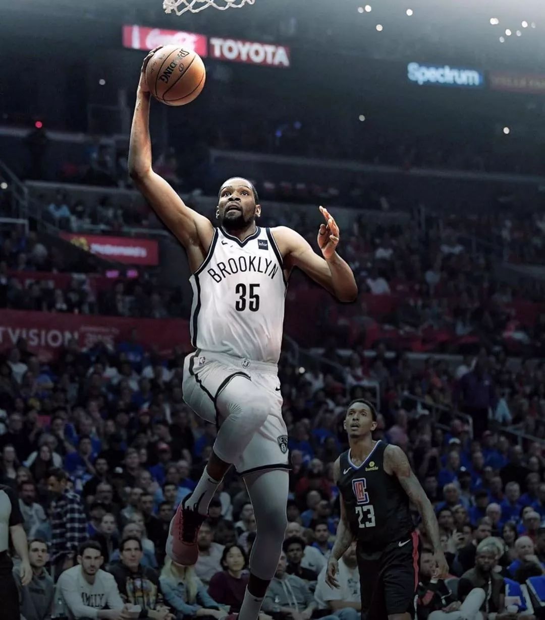 埃里克：阿劳霍是个非常受欢迎的人，我们正敞开双臂等他归来（埃里克：阿劳霍人气极高，我们张开双臂迎接他的回归）